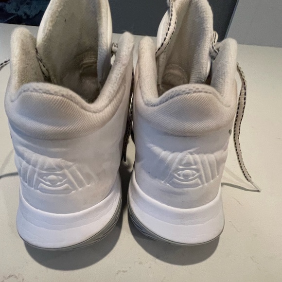 5.5 Y Kyrie’s - Picture 2 of 3